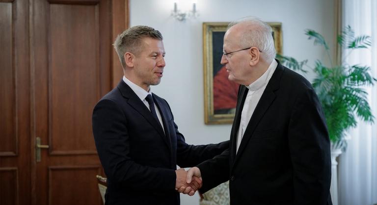 Zárt ajtók mögött tárgyalt Erdő Péter bíboros és Magyar Péter