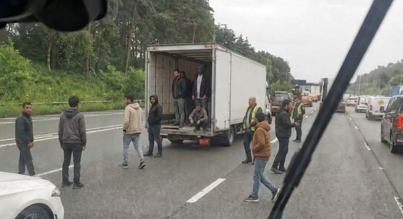 Figyelmeztetés: Franciaország sorsára juthat Lengyelország a migránsok beengedésével