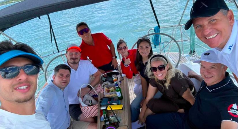 Tarolt az ATV csapata a Balatonon: Szenzációs győzelmet arattak a média vitorlásversenyen