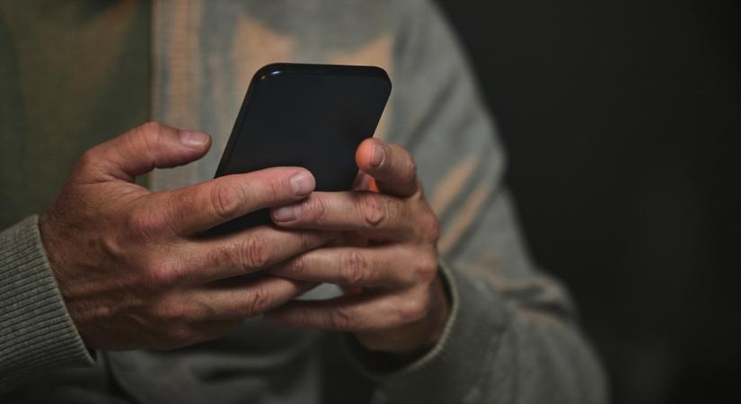 Téves számra írt SMS-t a gyászoló apa: az idegen válasza könnyeket csalt a szemébe