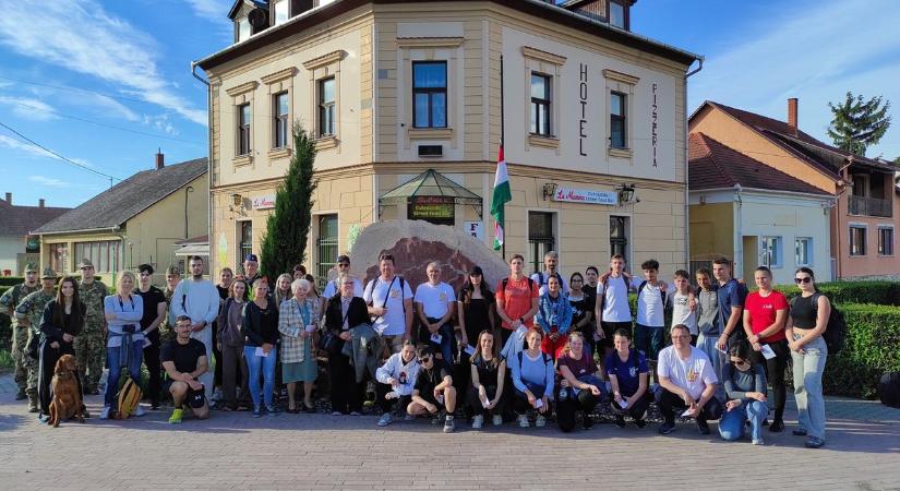 Kmety György nyomán gyalogoltak a csornai középiskolások Marcaltőről - videó
