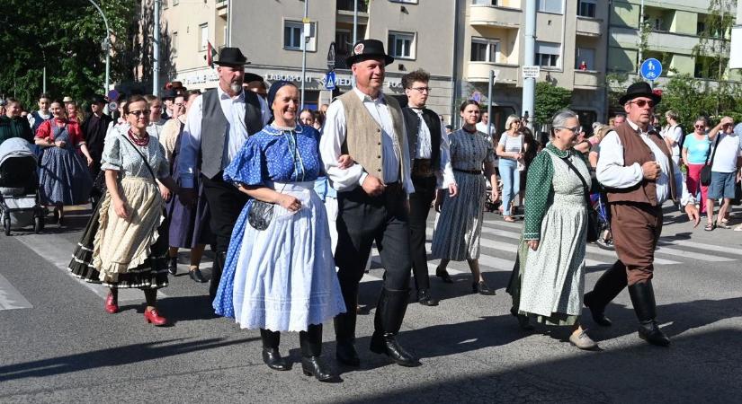 Mindenki a telefonjáért nyúlt, amikor elindult a Tiszavirág Fesztivál parádéja
