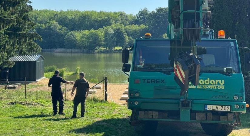 Tovább épül a horgászparadicsom a Döröskei-tónál – helyére került a központi épület