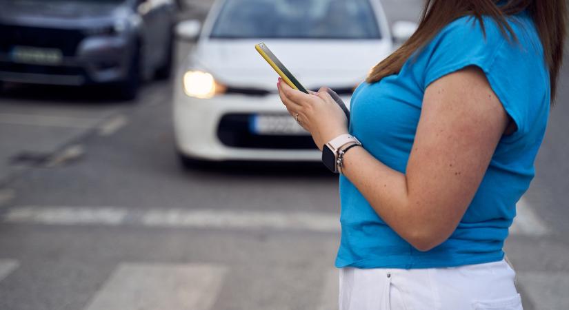 Jön a dátum: büntetik a zebrán mobilozást Szlovákiában