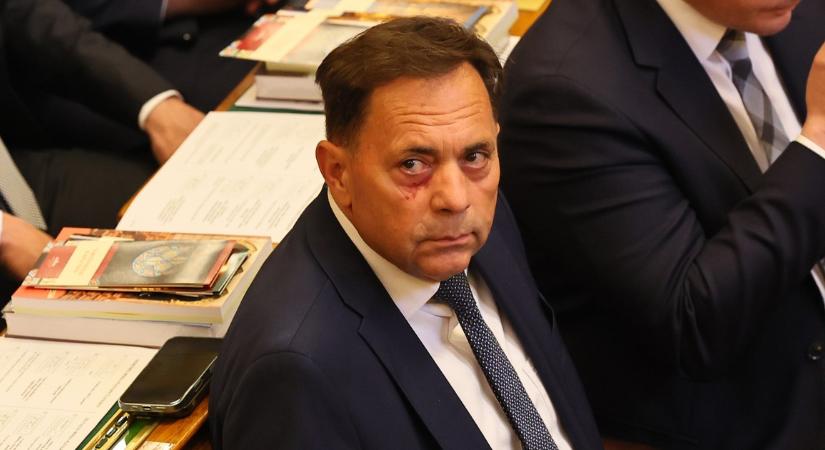 Most nézd, mit is csinált a fideszes Pócs János, miközben Magyar Péter felszólalt a Parlamentben. Nem hiszel a szemednek