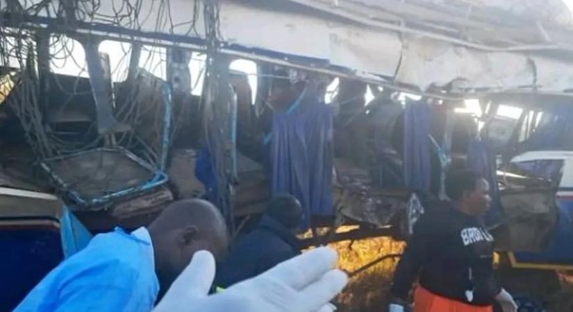 Halálos tömegbaleset történt Zimbabwéban, busz hajtott a sínekre
