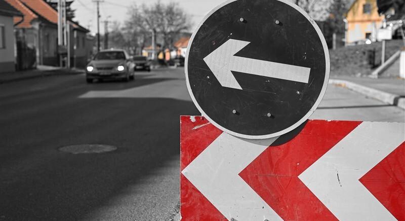 Forgalomkorlátozás jön a Tetemvár utcában pénteken – lezárásra és terelésre kell készülni
