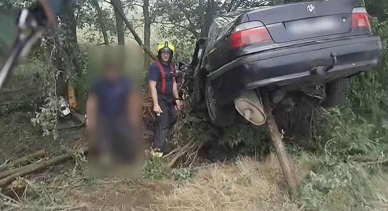 Videón egy autóbaleset utáni mentés: a sofőr életveszélyesen megsérült, majd sorra derültek ki a súlyos részletek