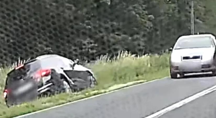 Vakon próbált megelőzni egy kamiont, örülhet, hogy csak ez lett a vége – videó