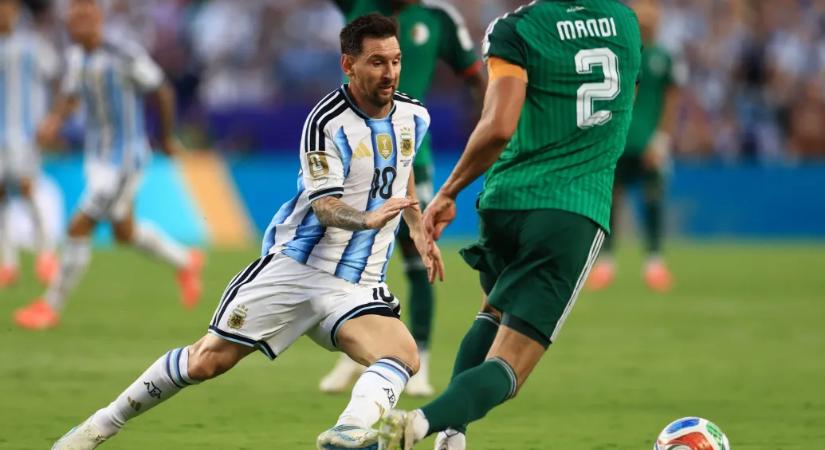 Egy elnéző játékvezető is kellhetett Messi mesterhármasához