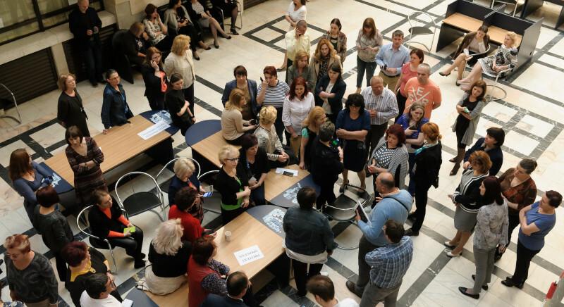 Ennyivel csökkentette a Bolojan-kormány a közalkalmazottak számát