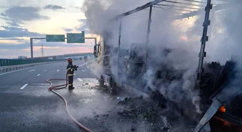 Lángba borult egy kamion az A10-es autópályán