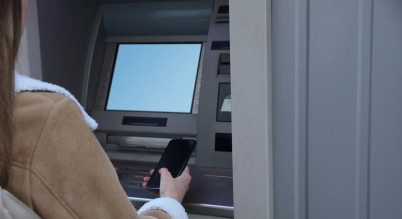 Hatalmas kedvezményt hirdettek ki Magyarországra az ingyenes készpénzfelvételről: kétmilliónál is több ügyfelet érint, már 600 ezer forintról van szó – de nem tart örökké