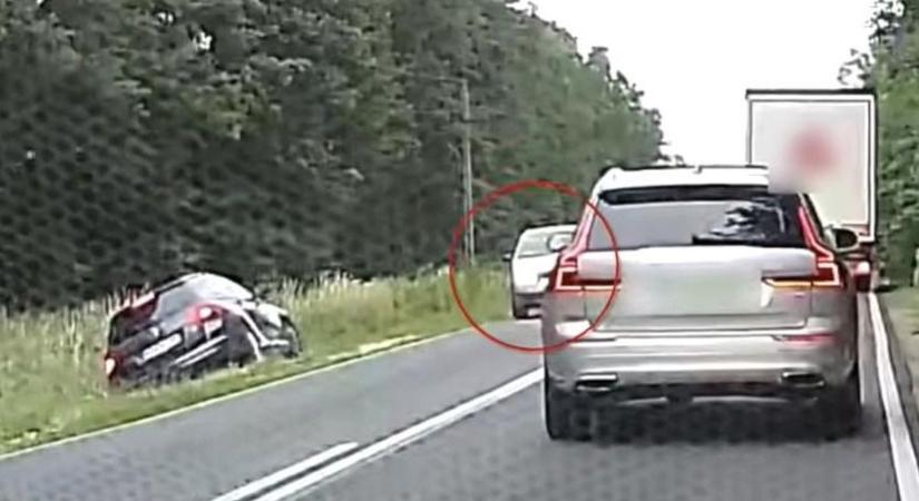 Életveszélyes előzés - Ijedtében inkább az árokba hajtott - videó
