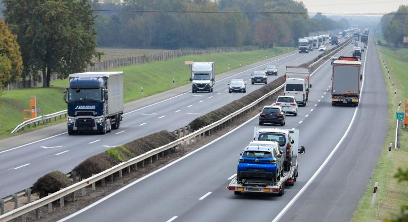 Szerdán is belassult az M1-es, ezen a szakaszon torlódik a forgalom