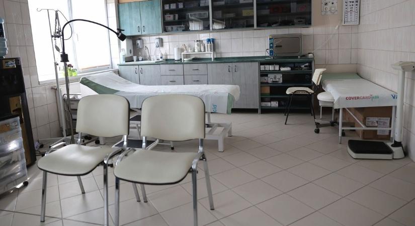 Durva balhé a vasi rendelőben: egy részeg férfi többször is megpofozta az asszisztenst