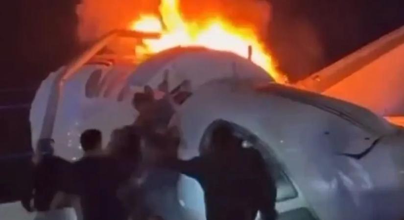 Autópályába csapódott egy repülő, a lángoló gépből mentették az embereket – videó