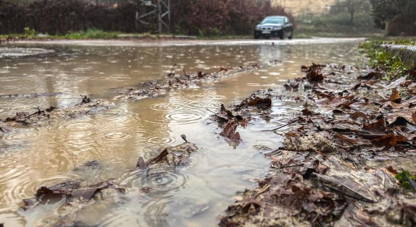 Nemrég újították fel az utat, mégis víz alatt állt a pécsi utca