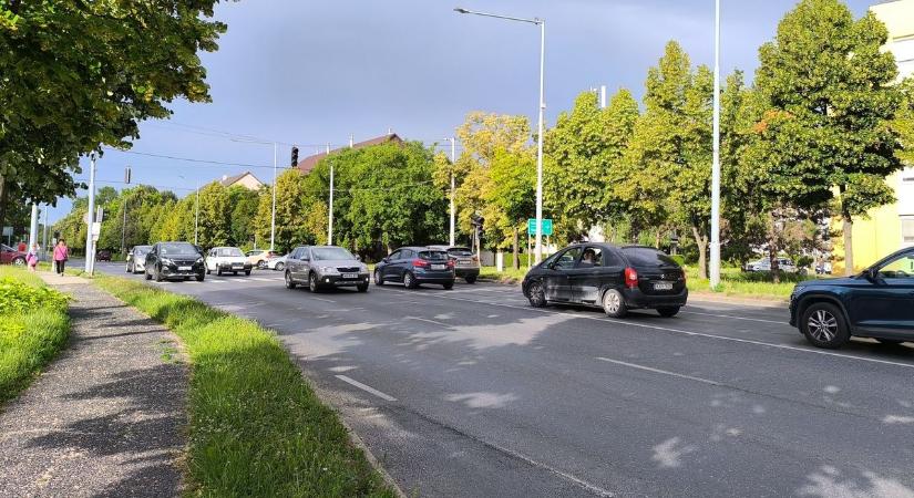 Megint sötétek a lámpák Tata egyik legforgalmasabb kereszteződésében  fotó, videó