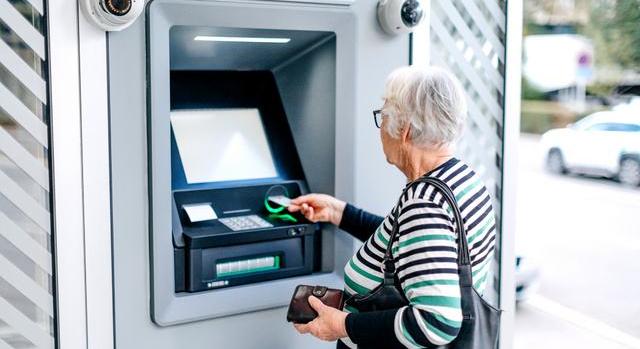 Így vehetsz fel havi 675 ezer forint készpénzt ingyen a nyáron – 2,3 millió magyart érint