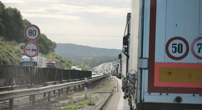 „Erre ne gyertek!” – elesett az M1-es autópálya, figyelmeztett egy közlekedő