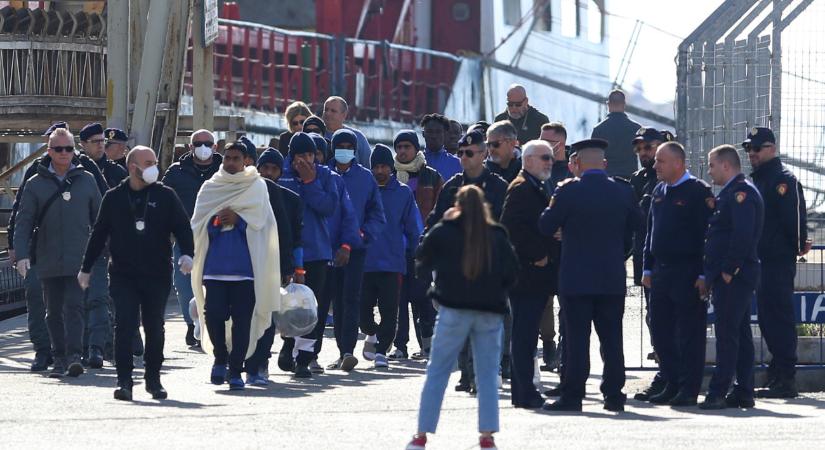 Fejpénzt osztanak a migránsok ügyében az olaszok