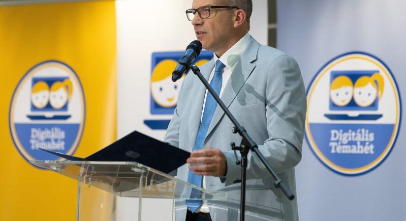 Csapodi Csaba fontosnak tartja, hogy a gyerekek ne csak használói, hanem értő és felelős alakítói legyenek a technológiának
