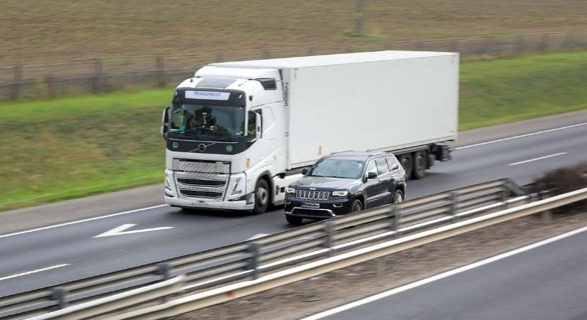 Több 10 kilométeren torlódik az M1-es autópálya forgalma