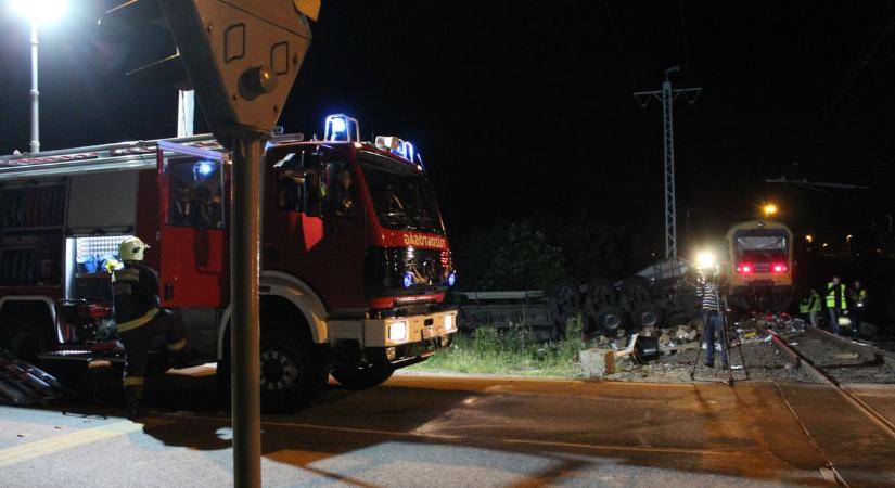 Döbbenetes: fának csapódott Villány külterületén a Pécsről Mohácsra közlekedő vonat