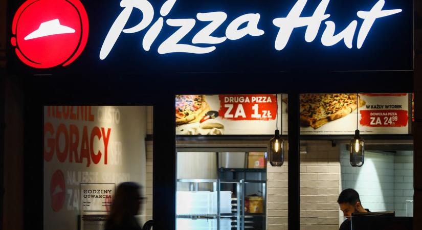 Nem bírta a Pizza Hut a versenytársak agresszív árazását és az online rendelést, eladják a céget