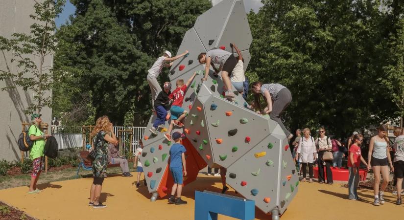 Több száz résztvevővel, fantasztikus hangulatban adtuk át a megújult Kabar utcai sportpályát