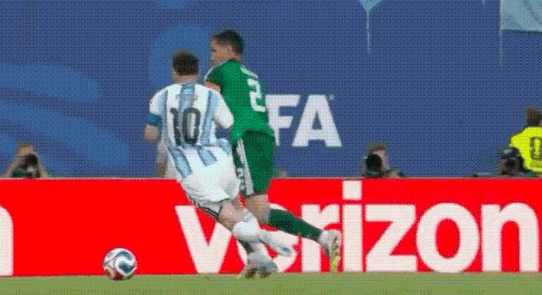 Lionel Messi könyörtelenül letarolta ellenfelét, de még csak lapot sem kapott – videó!