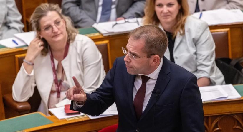 Rendkívüli parlamenti ülést kezdeményez Ruff Bálint