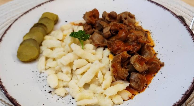 Klasszikus zúzapörkölt recept sűrű szafttal: a lassú főzés a titka
