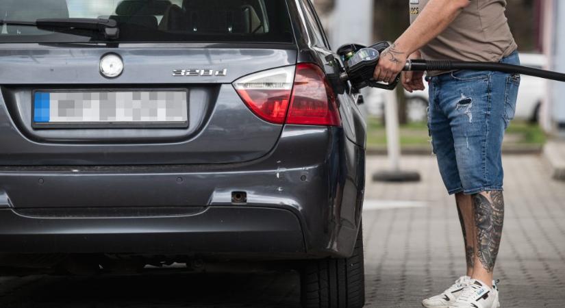A védett árnál húsz forinttal olcsóbban adja az üzemanyagot az egyik áruházlánc