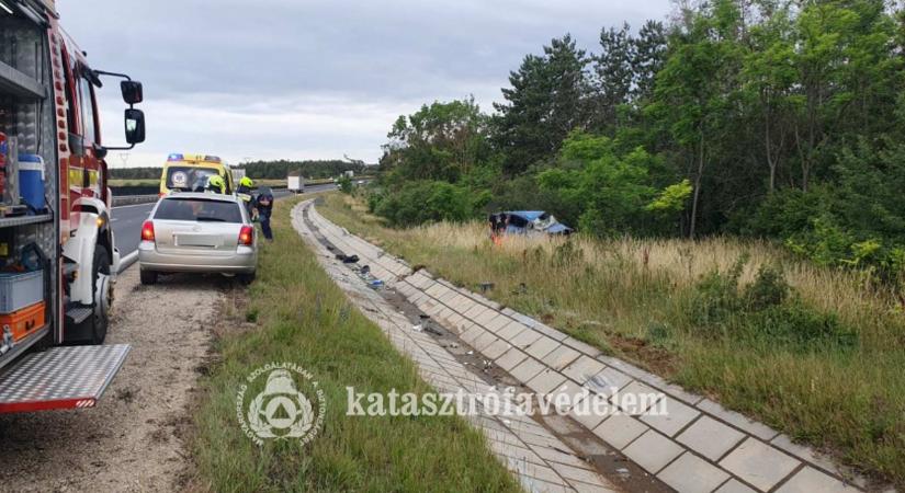 Döbbenetes fotók a litéri balesetről: átszáguldott az árkon