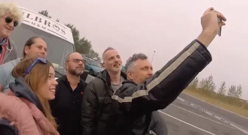 Premier: erdélyi turnéját idézi fel új klipjében a Müller Péter Sziámi AndFriends