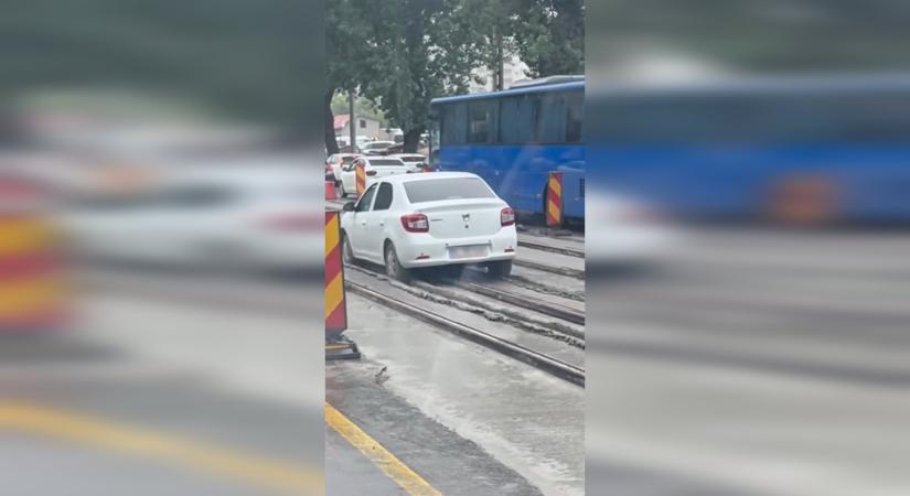 Ki akarta kerülni a dugót, de elakadt a friss betonban egy sofőr (VIDEÓ)