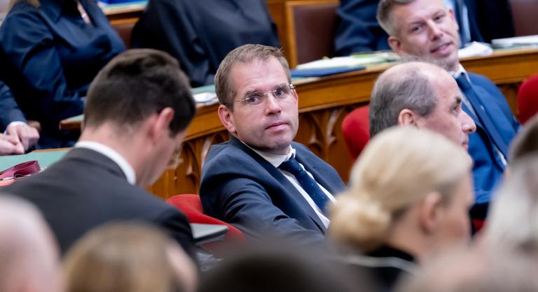 Rendkívüli parlamenti ülést kezdeményezett Ruff Bálint
