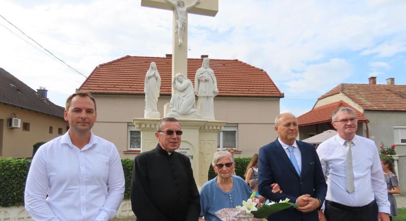 Megújult a sok könnyet látott Szabó-kereszt Kapuváron - fotók, videó