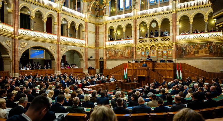 Sulyok Tamás a „lex Orbánt” még nem írta alá, de a saját fizetésének csökkentését igen