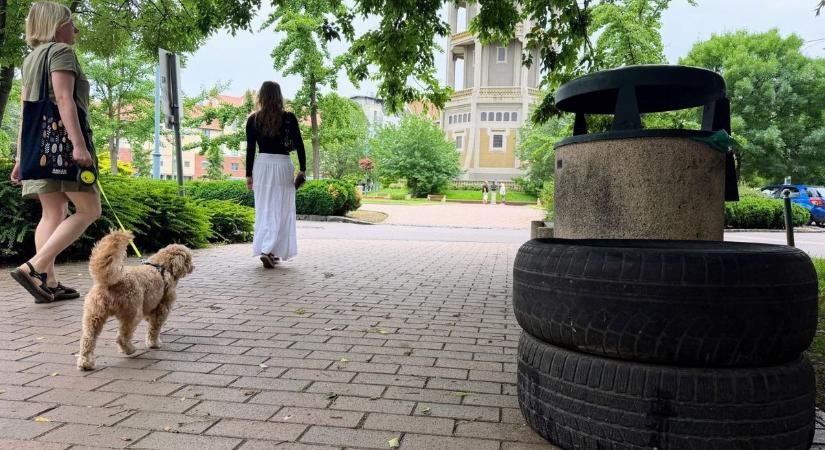 Hetek óta vándorol, különös belvárosi rejtély: folyton máshol bukkan fel két gumiabroncs a Szent István téren