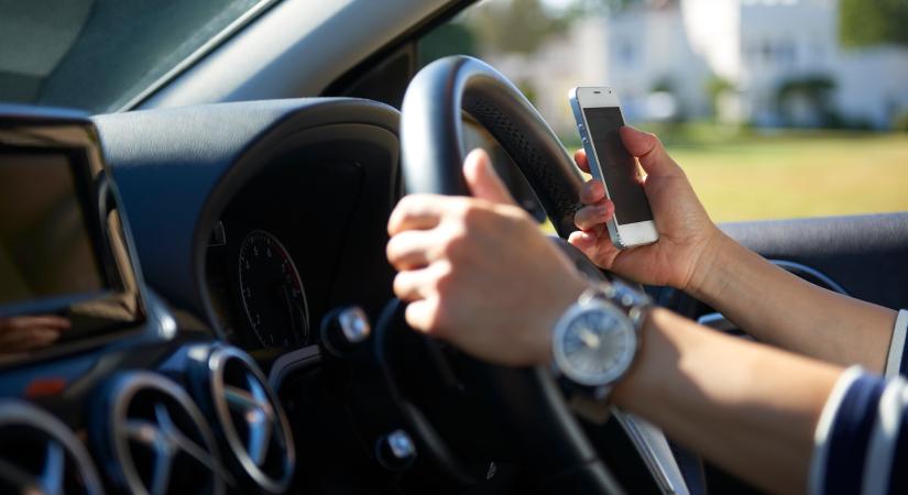 Brutális mennyiségű autós kapott bírságot mobilozás miatt