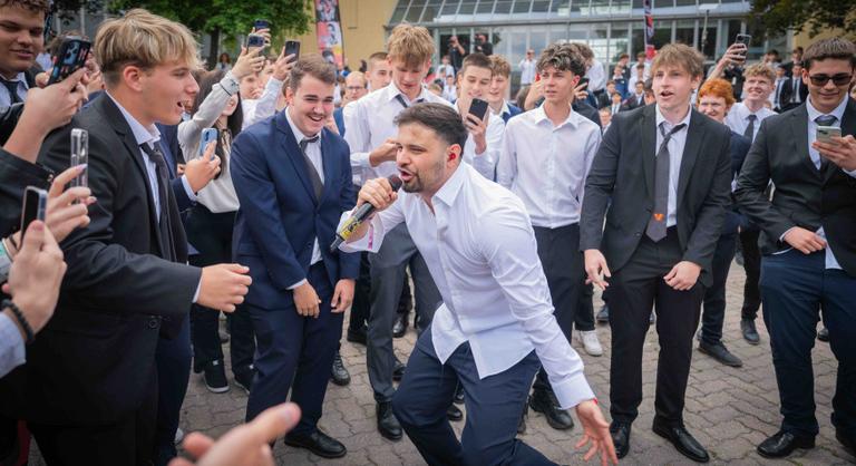 Az igazgató beszéde után Beton.Hofi vette át a szót egy tanévzárón