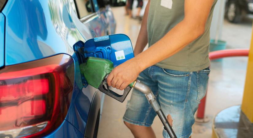 20 forinttal a védett ár alatt adja a benzint és a gázolajat az egyik áruházlánc