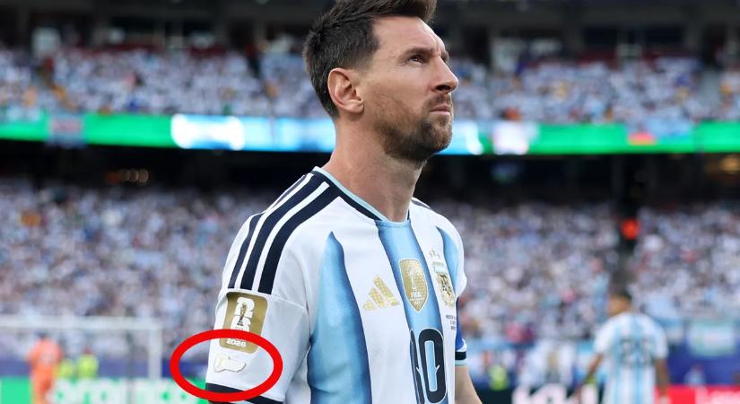 Miért kapott plecsnit Messi, Mbappé, Neuer és több játékos a mezére a FIFA-tól?