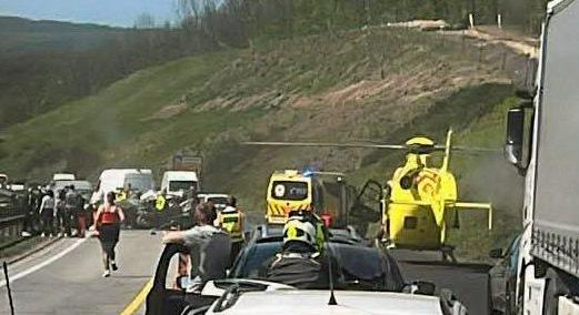Hatalmas a káosz az M1-esen: Négy autó ütközött, mentőhelikopter szállt le, kilométeres dugók bénítják a forgalmat