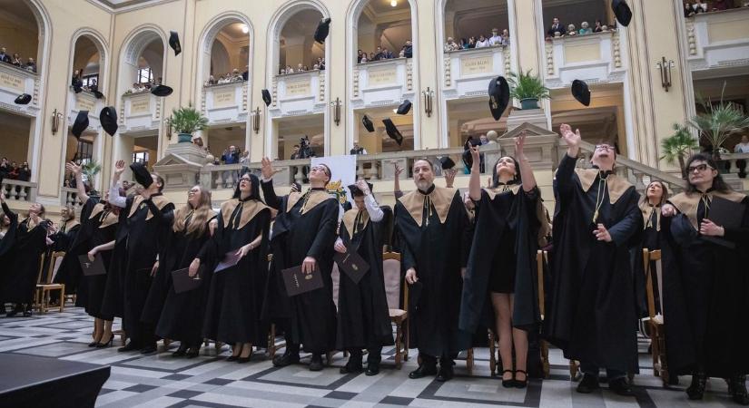 Kezdődnek a diplomaosztók a Debreceni Egyetemen  listán mutatjuk a menetrendet!