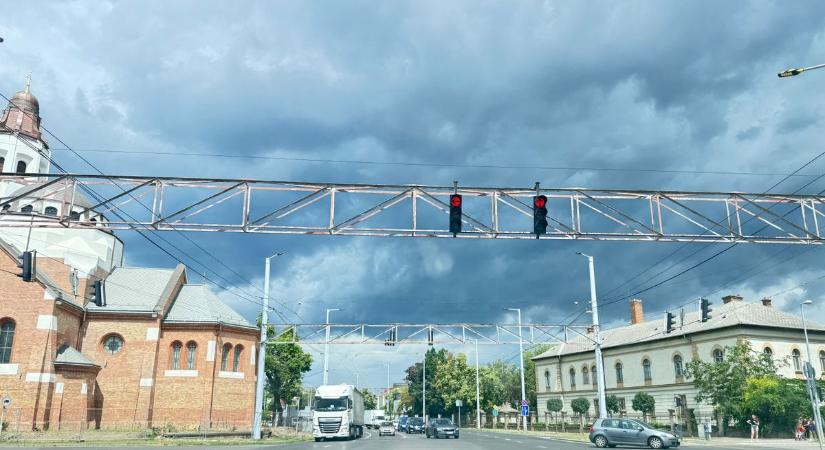 Nyakunkba szakad az ég, rövid időn belül Hajdú-Biharra is lecsap a vihar, már a riasztást is kiadták