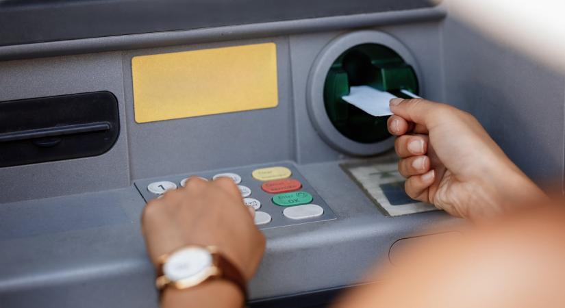 Extra ingyenes készpénzfelvételt kapnak ennek a banknak az ügyfelei